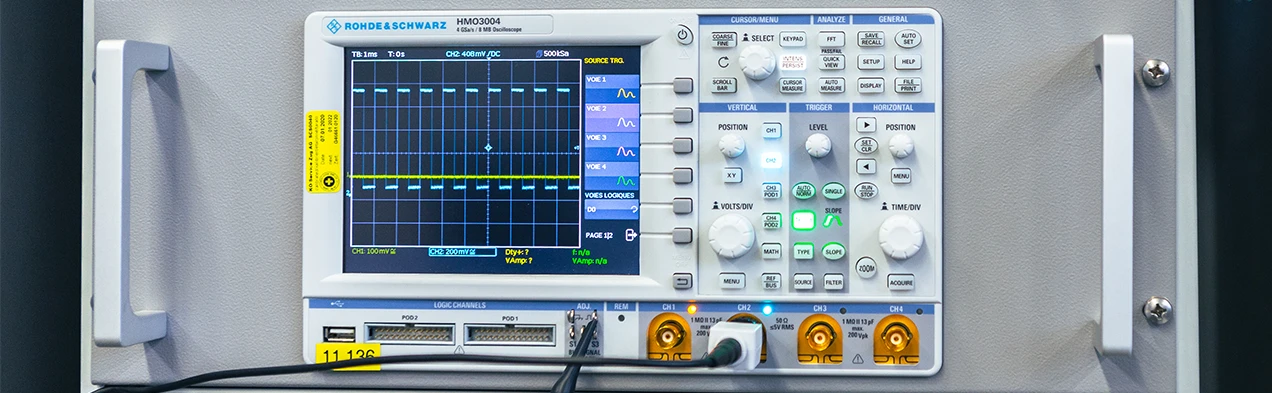 Cette image montre un oscilloscope Rohde & Schwarz dans un rack de 19 pouces, démontrant la conformité aux certifications ISO 9001 et 13485 chez Cloos Electronic. La technologie de mesure de haute qualité garantit la précision et la qualité dans la fabrication électronique.