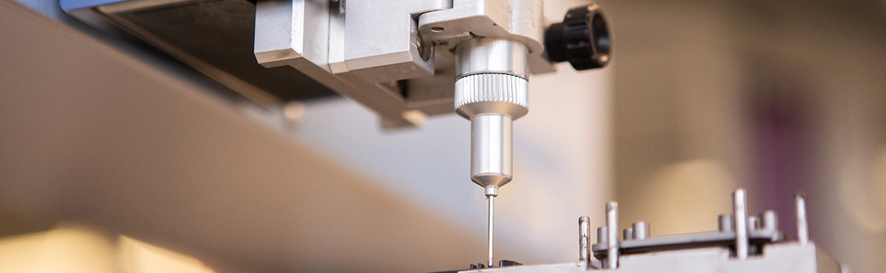 Image de fond avec le robot de collage 4 axe de près