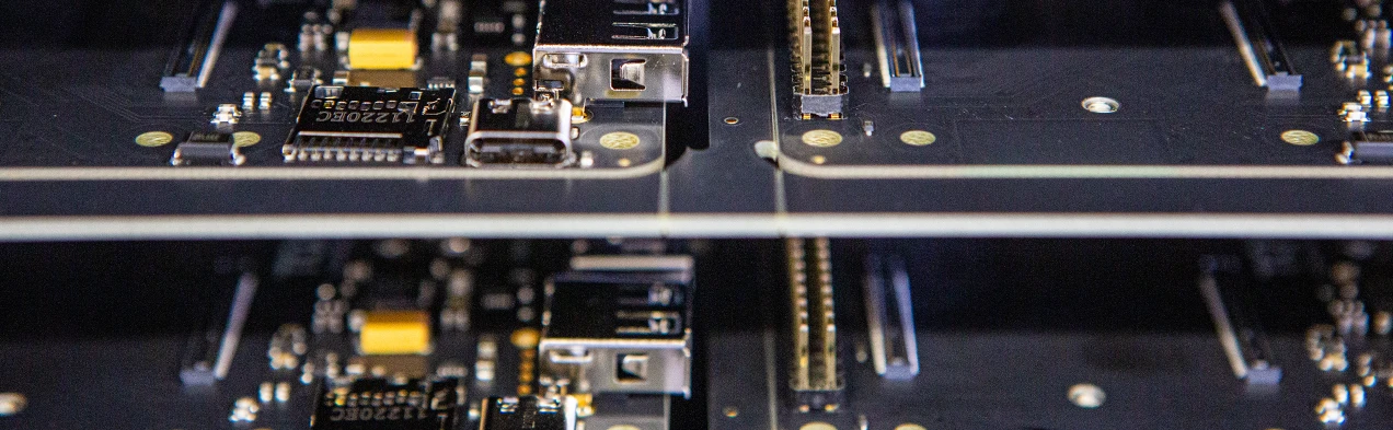 Cette image montre un rack avec des cartes électroniques IoT de l'assemblage électronique de Cloos Electronic, développées pour la communication industrielle. Elle illustre l'utilisation des technologies modernes dans l'infrastructure d'automatisation et de communication.